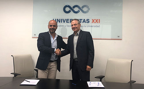 Santos Pavón y César García Cabello firmando el nuevo acuerdo con Oracle